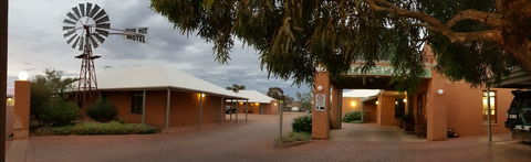 Mud Hut Motel - Holiday Adelaide 0