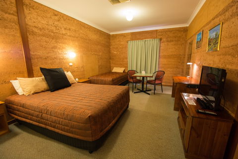 Mud Hut Motel - Holiday Adelaide 2