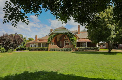 Petersons Guesthouse And Winery - Holiday Adelaide 0
