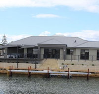 Port Bouvard Retreat - Large Family Friendly Canal Home with Private Jetty - Holiday Adelaide