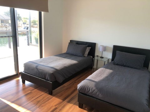 Port Bouvard Retreat - Large Family Friendly Canal Home With Private Jetty - Holiday Adelaide 2