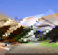 Ramada by Wyndham Diplomat Canberra - Holiday Adelaide