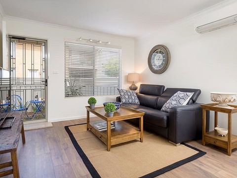 Rustic Charm - Holiday Adelaide 1