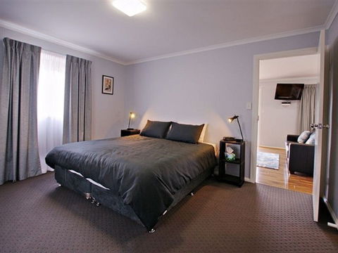 Starline Alpaca Farm Stay - Holiday Adelaide 0