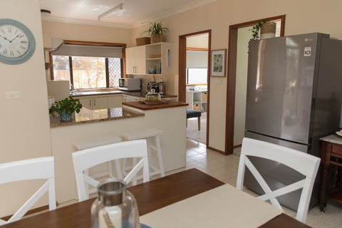 Taranaki Beach Unit - Holiday Adelaide 0