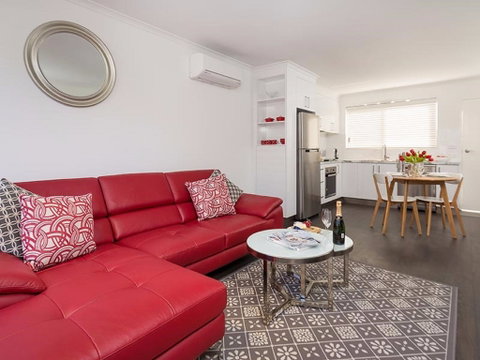 Understated Elegance - Affordable Luxury - Holiday Adelaide 0