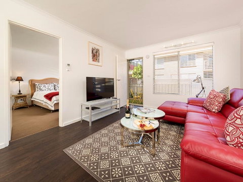 Understated Elegance - Affordable Luxury - Holiday Adelaide 1