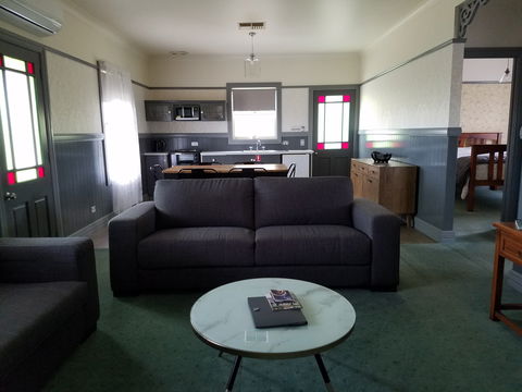 Wagga Wagga Country Cottages - Holiday Adelaide 0