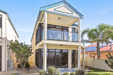 63 Franklin Parade - Holiday Adelaide 1