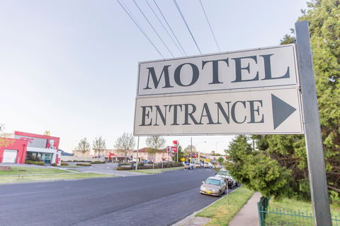 Bathurst Motor Inn - Holiday Adelaide 0