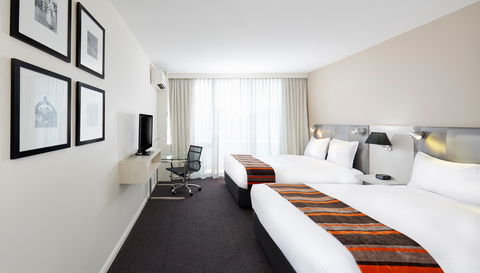 Holiday Inn Warwick Farm - Holiday Adelaide 1