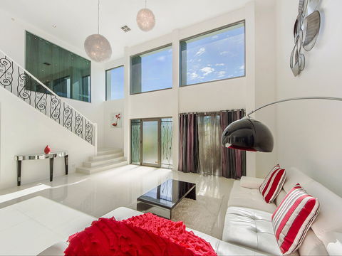 Riviera Waters Broadbeach - Vogue Holiday Homes - Holiday Adelaide 1