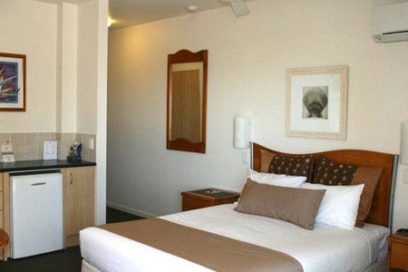 Yamba Beach Motel - Holiday Adelaide 0