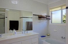 Aaah @ Byron - Holiday Adelaide 4