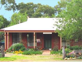 Stacey Studio Gallery & Almond Grove B&B - Holiday Adelaide 0