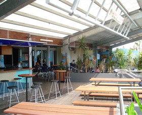 Beachfront Hotel - Holiday Adelaide 1