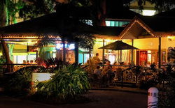 Apres Beach Bar & Grill - Palm Cove - Holiday Adelaide 1