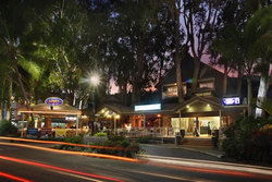 Apres Beach Bar & Grill - Palm Cove - Holiday Adelaide 3