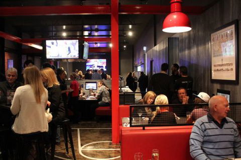 The Sporting Globe Bar & Grill - Holiday Adelaide 1