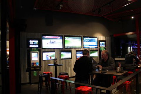 The Sporting Globe Bar & Grill - Holiday Adelaide 2