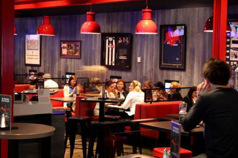 The Sporting Globe Bar & Grill - Holiday Adelaide 3