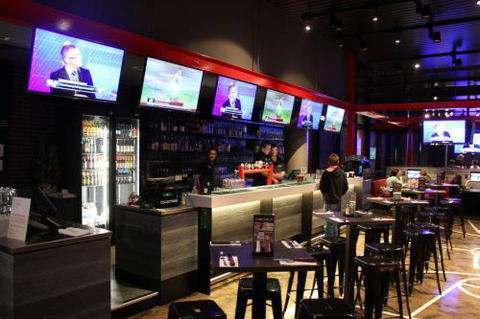 The Sporting Globe Bar & Grill - Holiday Adelaide 4