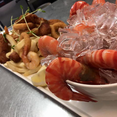 Tin Can Bay Yacht Club Bistro - Holiday Adelaide 3