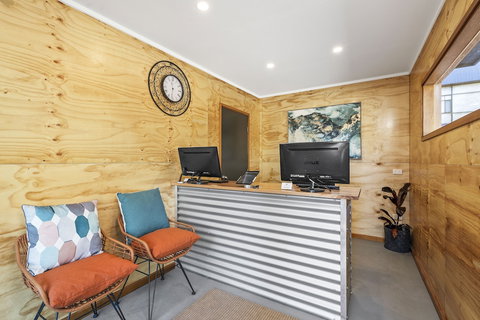 North Pier Hotel - Holiday Adelaide 1