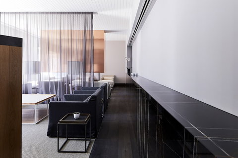 Burbury Hotel & Apartments - Holiday Adelaide 1