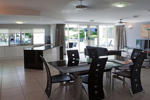Waters Edge Apartments Cairns - Holiday Adelaide 3