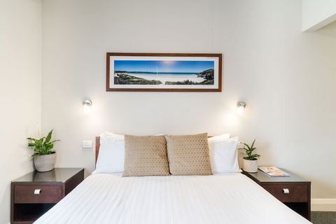 The Huskisson - Holiday Adelaide 4