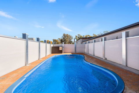 Econo Lodge Moree Spa Motor Inn - Holiday Adelaide 6