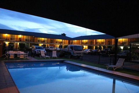 Golden West Motor Inn - Holiday Adelaide 4