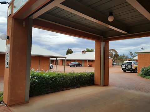 Mud Hut Motel - Holiday Adelaide 0