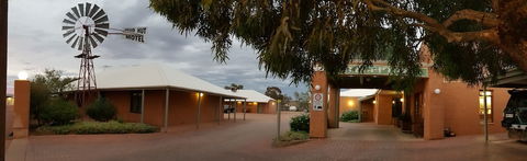 Mud Hut Motel - Holiday Adelaide 3