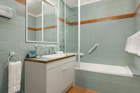 Quest Waterfront Serviced Apartments - Holiday Adelaide 6