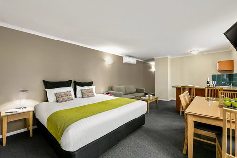 Quest Waterfront Serviced Apartments - Holiday Adelaide 5