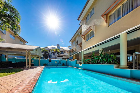 Cairns Queens Court - Holiday Adelaide 3