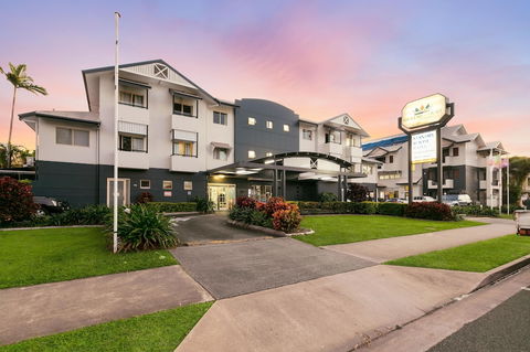 Cairns Queens Court - Holiday Adelaide 2