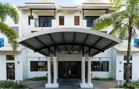 Cairns Queens Court - Holiday Adelaide 1