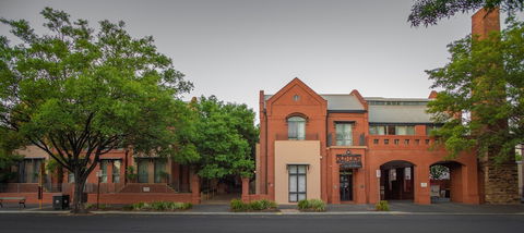 Majestic Old Lion Apartments - Holiday Adelaide 0