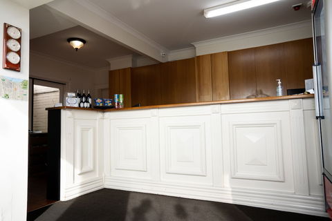 Admiralty Inn - Holiday Adelaide 1