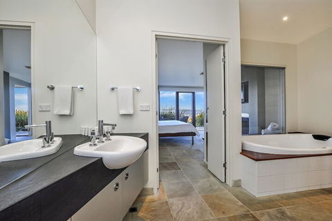 Hearns Beachside Villa 4 - Holiday Adelaide 4