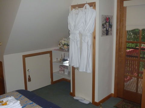 Mountain Lodge - Holiday Adelaide 4