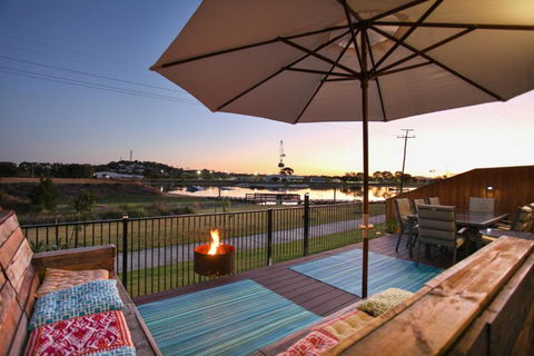 Lakeside Deck House - Holiday Adelaide 1
