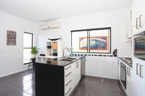 Lakeside Deck House - Holiday Adelaide 4
