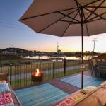 Lakeside Deck House - Holiday Adelaide 0