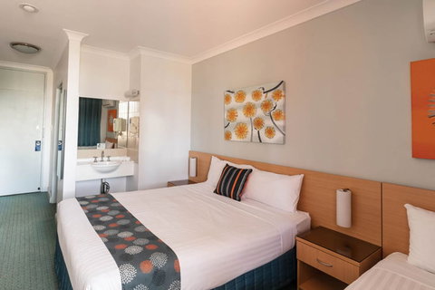 MARKETS HOTEL - Holiday Adelaide 0