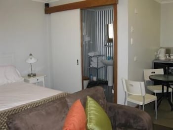 Stone Hut Cottage - Holiday Adelaide 0