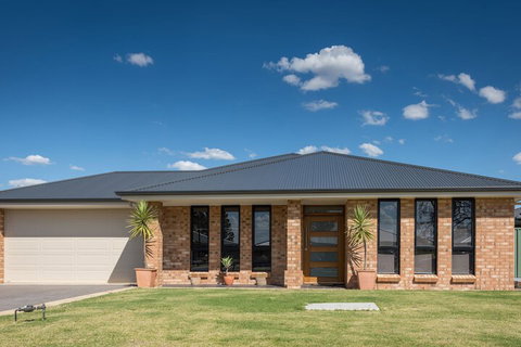 Barossa Family Holiday Home - Holiday Adelaide 5